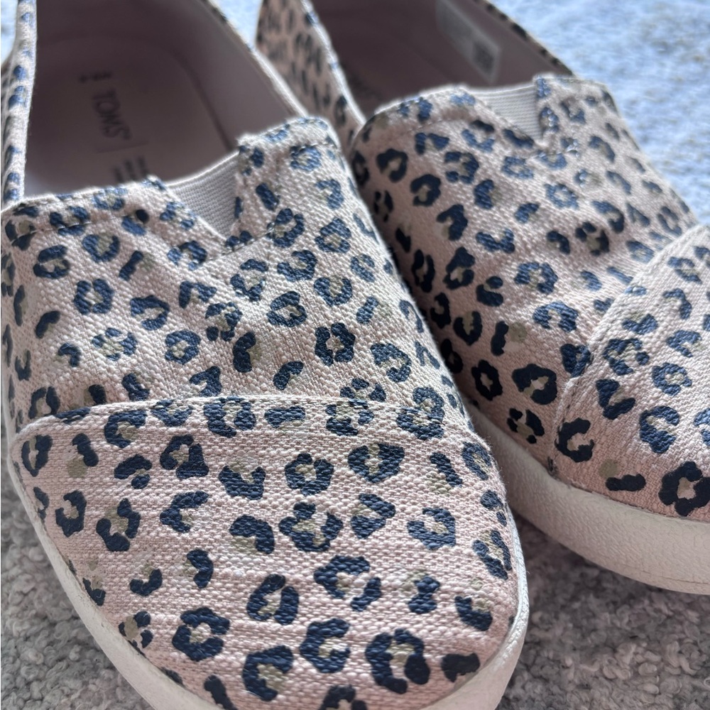 TOMS Slip-On Sneakers in Beige Leopard Print